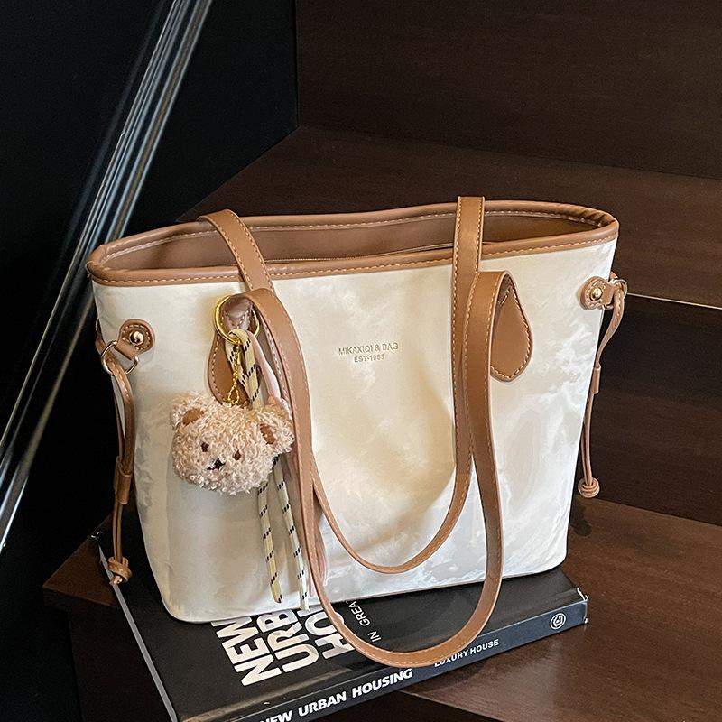 Stylish and Large-capacity Commuter Single-shoulder Bag Fashionable and Versatile Underarm Tote Bag