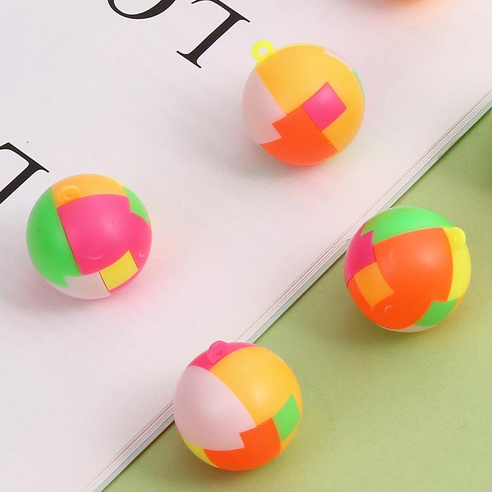 Small Plastic Kongming Lock Pendant: Classic Puzzle Toy for Children and Adults