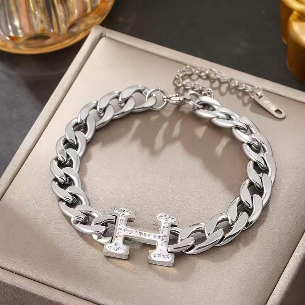 Colorfast Korean-Japanese Titanium Steel Women's Bracelet - Versatile, Fashionable Hand Jewelry.