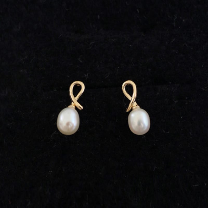 

modernlike 14k gold line freshwater pearl earrings Yellow Gold
