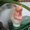 Funny Sitting On Toilet Bathroom Statue Cartoon Creative Frog Ornament Novelty Cute Pig Statue Bathroom Decor