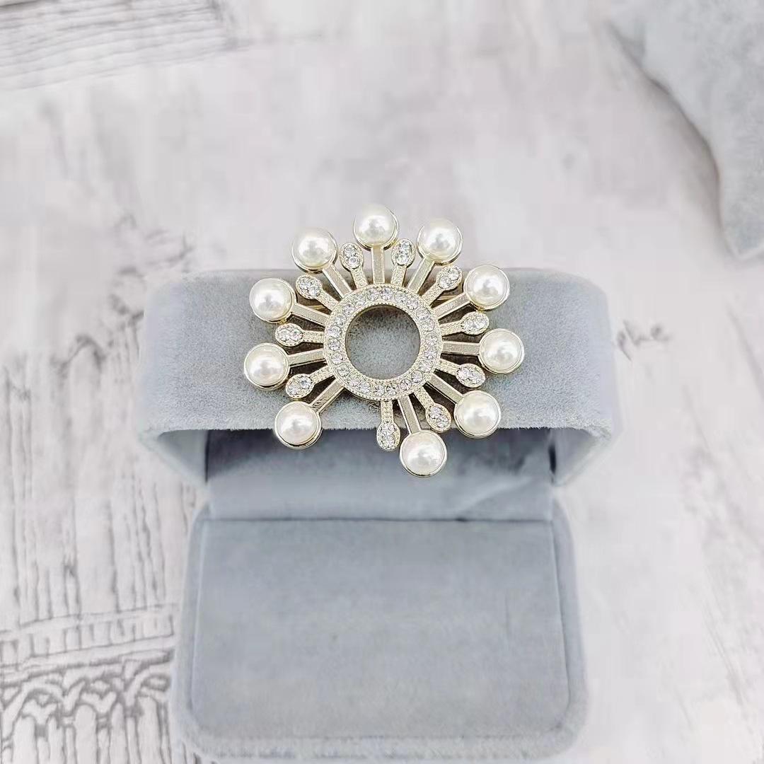 Xiaoxiangfeng Sunflower Brooch, High-end Pearl Pin, Versatile Jacket 3CM*5CM