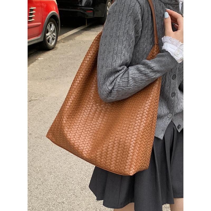 Retro Woven Bag Women's 2025 New Fashion Korean Version Tote Bag Simple Large Capacity Shoulder Commuter Armpit Bag
