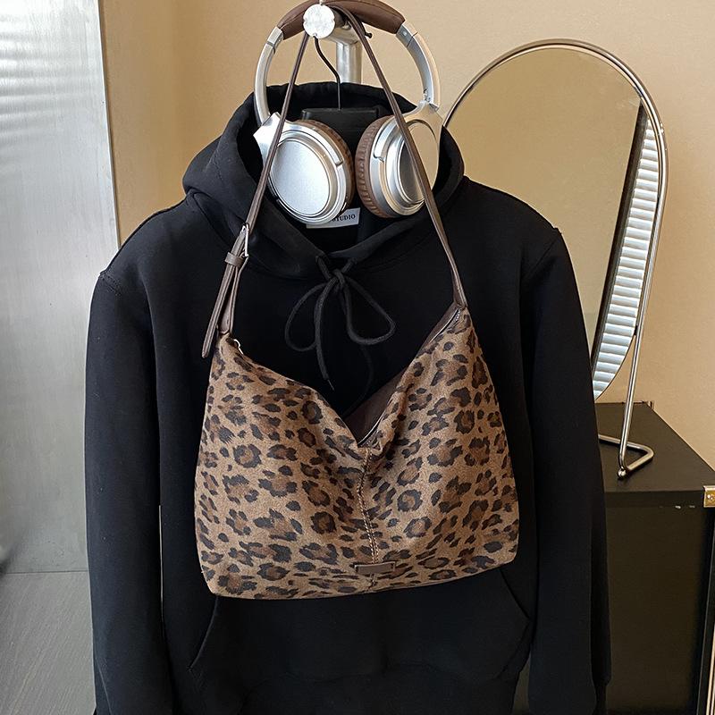 

Замшевая женская сумка 2025 новая модная на плечо, кроссбоди, ощущение высокого класса для выхода в свет, вместительная сумка-тоут для поездок на работу