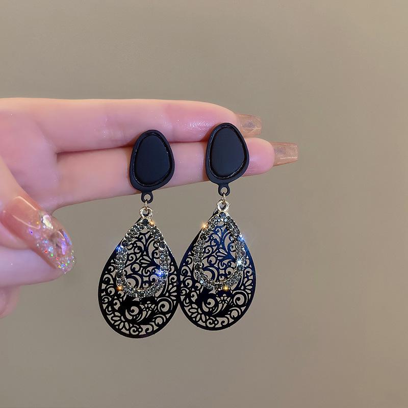 

Silver needle retro temperament hollow pattern water drop earrings female, black metal cold wind exaggerated earrings earrings чёрный