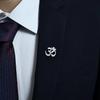 Broche OM Yoga LIKGREAT pour Femmes Hommes Broche en Acier Inoxydable Bouddhisme Hindou Amulete Spirituel Surnaturel Bijoux Cadeau Religion