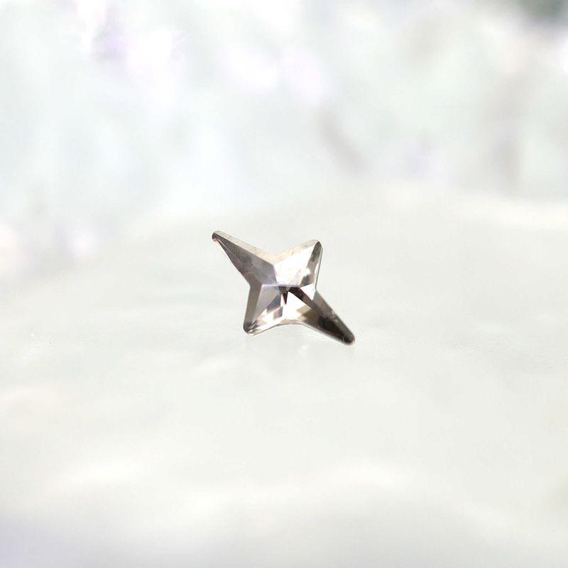 

Shinma Shiny Четырехконечные звезды Титановый сплав Внутренняя резьба Нишевый темперамент Элегантность Легче всего сочетать Серьги-пусеты Серьга для козелка Лабрет [No Rod] A gray gun