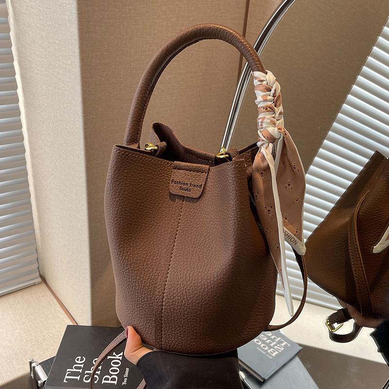 

Women s Retro Black Crossbody Bucket Bag - Versatile for Autumn and Winter Default кавовий