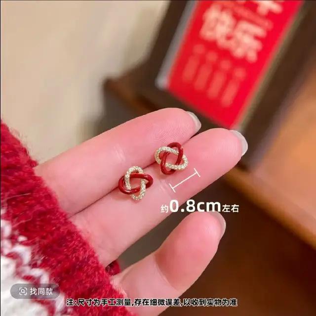 

Серьги-гвоздики из серебра 925 пробы, четырехгранные, плетеные и эмалированные, модные и универсальные для всех случаев.