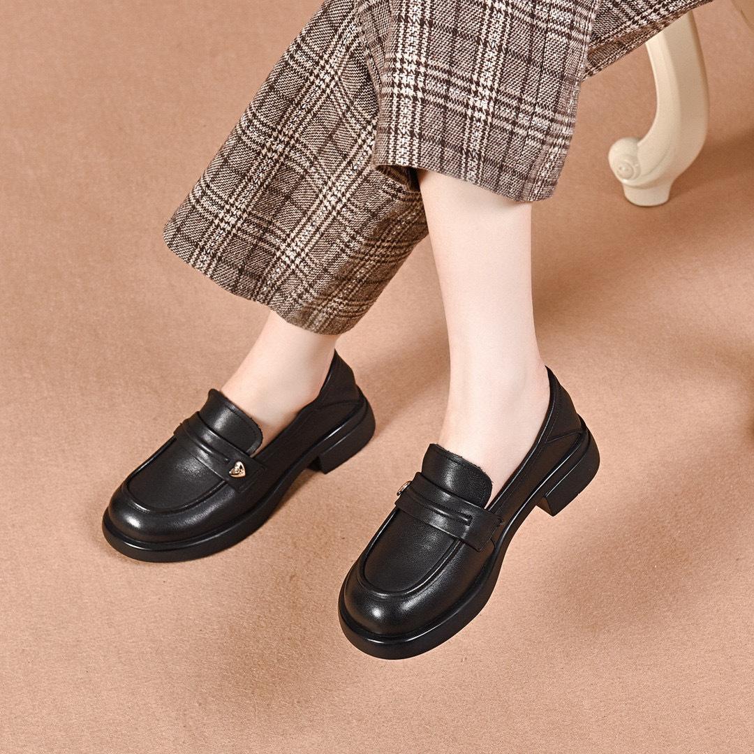 Flat-soled women s shoes women s single shoes spring new round head women s first layer cowhide comfortable love small leather shoes 34 11185₽