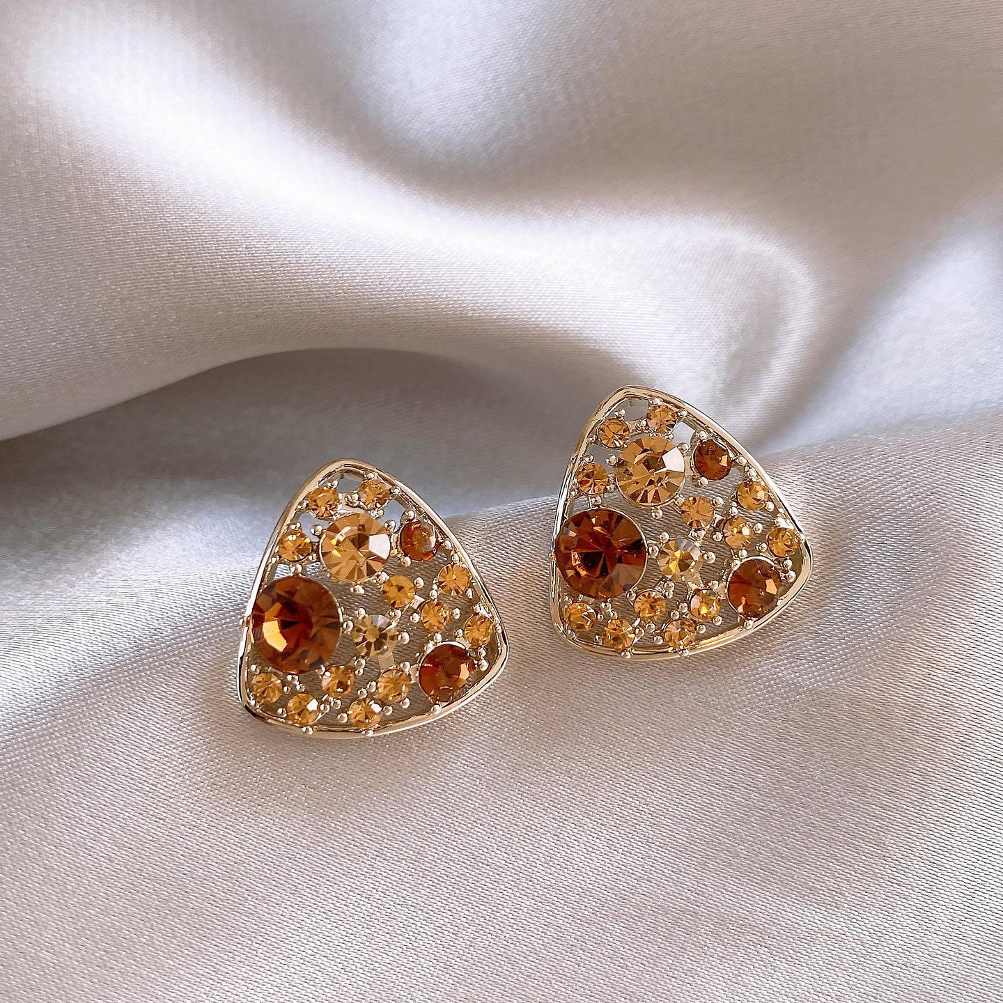European and American diamond-encrusted hollow triangular stud earrings, niche earrings, fashionable and exquisite versatile earrings.