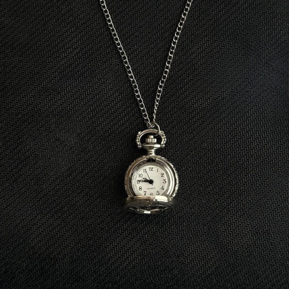

Fashion Style Hollow Heart Pocket Watch Keychain Design Vintage Necklace Watch Chain Couple Round Necklace