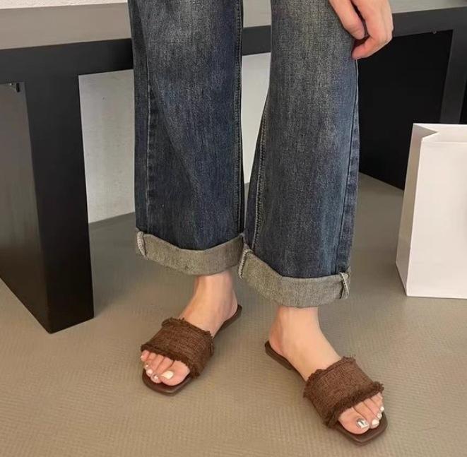 Flat Bottomed One Word Fashionable Cool Slippers 2026 Summer New Retro Woven Open Toe Low Heel, Worn Outside Half Drag