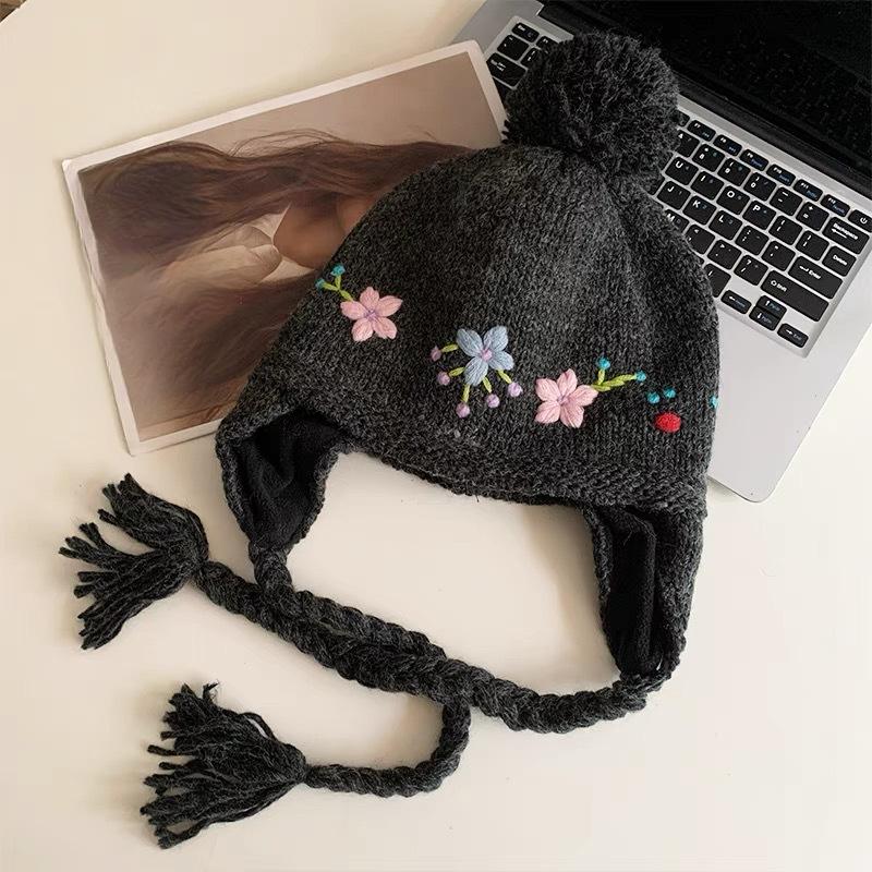 

Вышитая Цветочная Шапка с Защитой Ушей Осень и Зима Ретро Жаккардовая Милая Вязаная Шапка Защита от Холода Защита Ушей Головная Шерстяная Шапка One Size