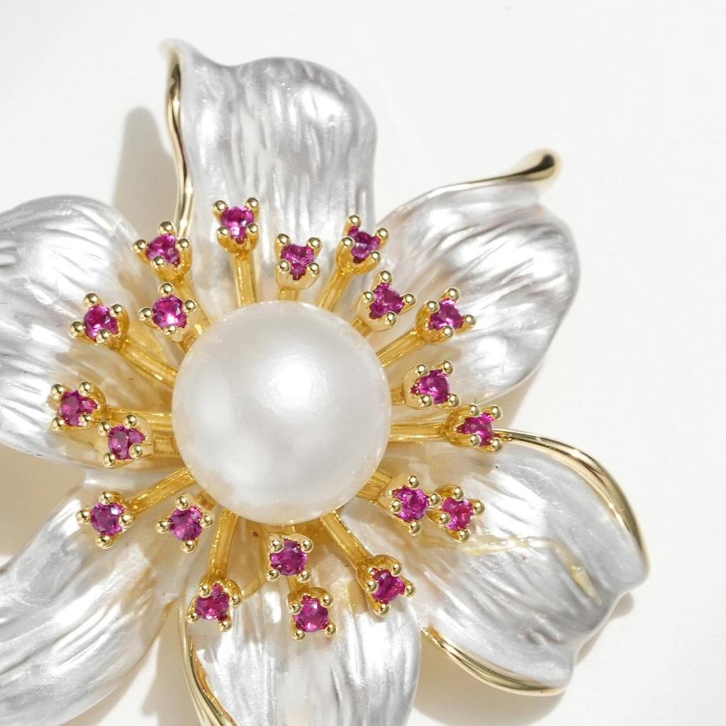 Bo Xin Yun Stylish Freshwater Pearl White Flower Brooch - Elegant Women's Luxurious Floral Pin Accessory