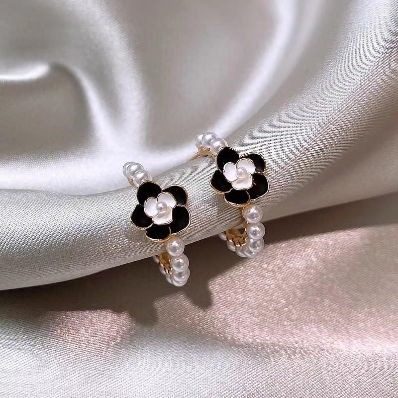 

Элегантные серьги-кольца с жемчугом и камелиями: Уникальный, Ароматный Стиль с Нишевым Дизайном для Женщин чёрный/белый