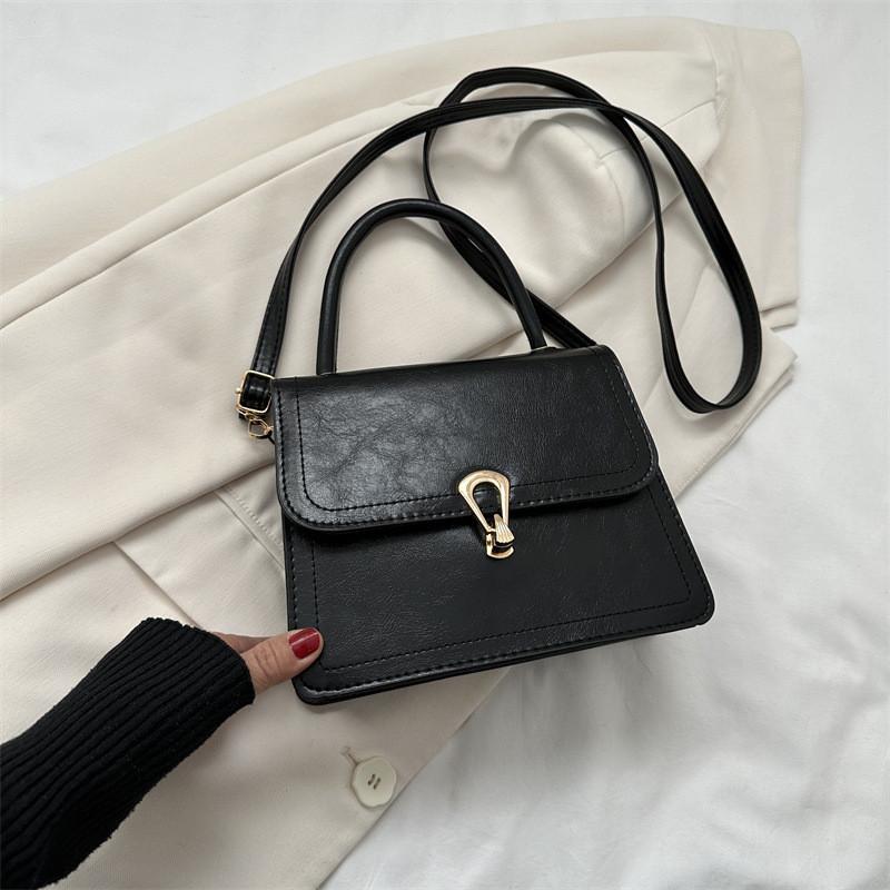 Stylish Large Capacity Handheld Shoulder Bag For Women With Trendy Design And Modern Aesthetic