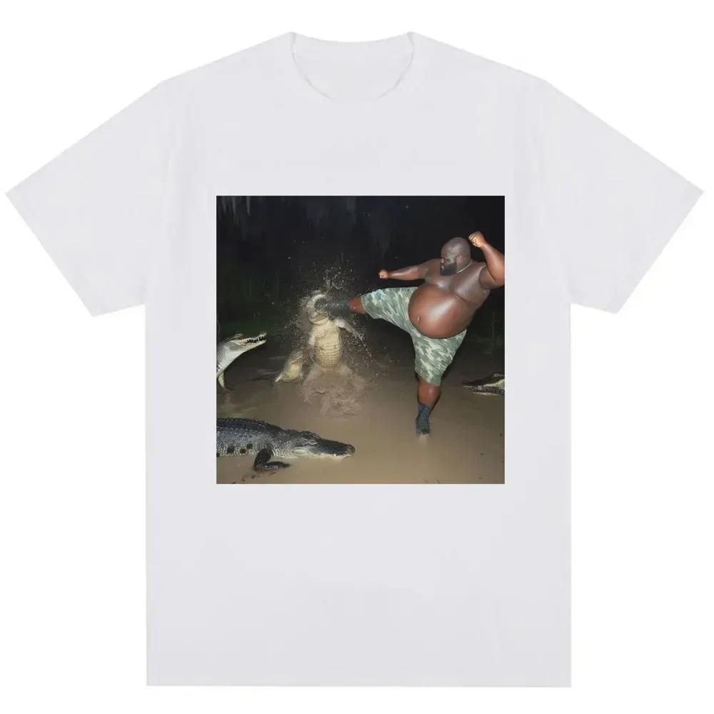 Man Kicking Alligator in Swamp Funny Cotton TShirt Men Y2K Summer Short Sleeves Vintage Oversize Tshirt Streetwear Women Tops