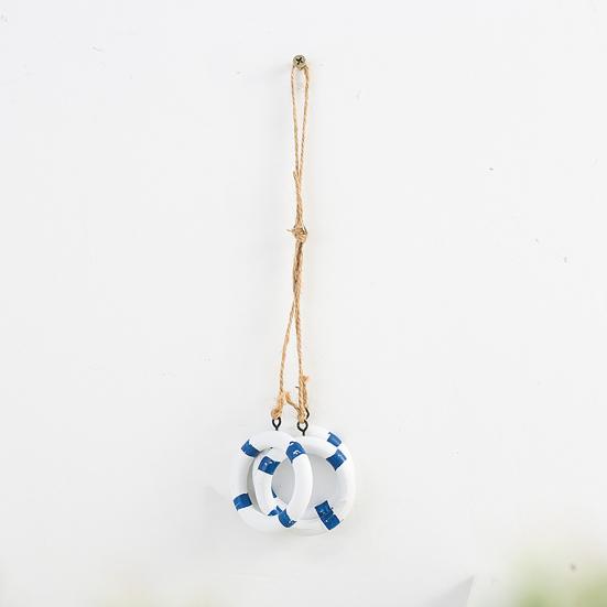 Rustikale Wanddekoration aus Holz im Küstenstil mit maritimen Strandmotiven, hängendem Ornament aus Juteseil, Seesternen, Meeresfischen und Segelboot – die perfekte Wanddekoration für Ihr Zimmer.