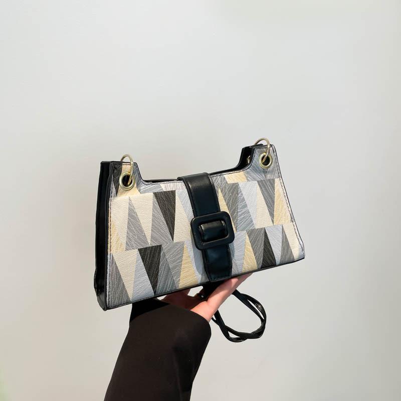 

2025 new popular contrasting color small bag women s autumn casual texture messenger bag foreign style design shoulder small square bag чёрный