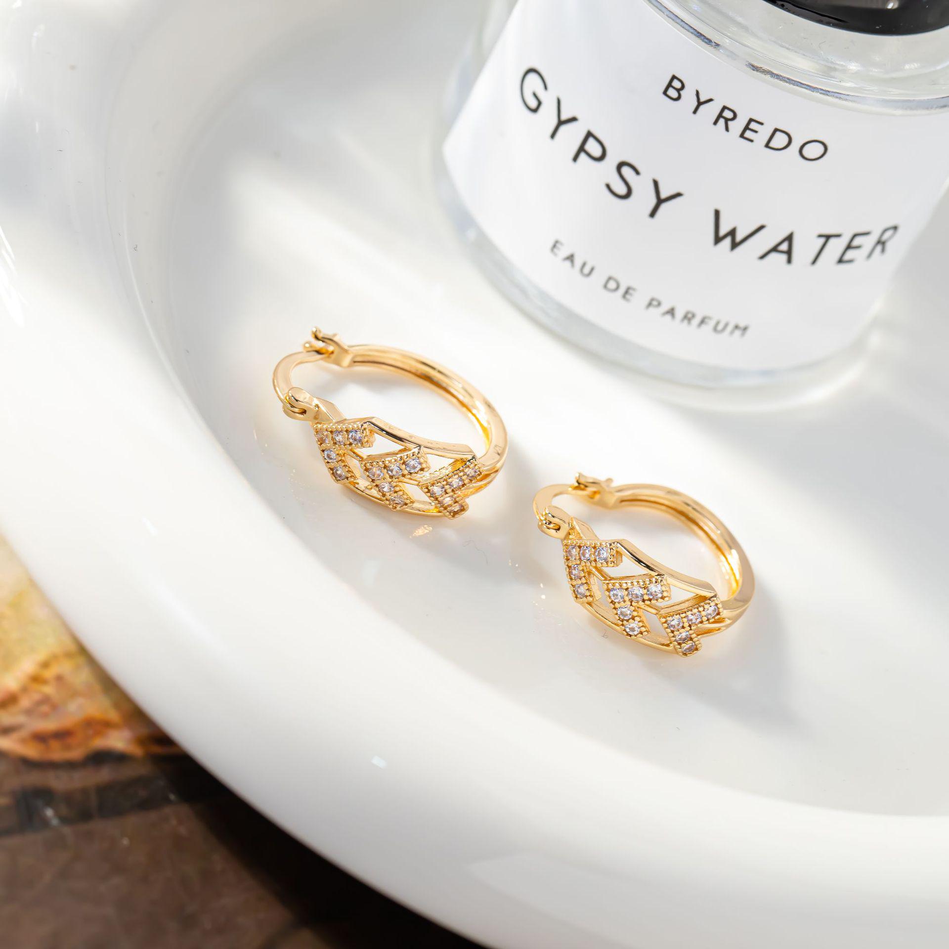 European-American Hip Hop Retro V-Arrow Gold-Plated Copper Zircon Hoop Earrings