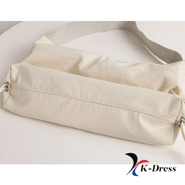 Modern axelväska i nylon med sidveck (2 färger)