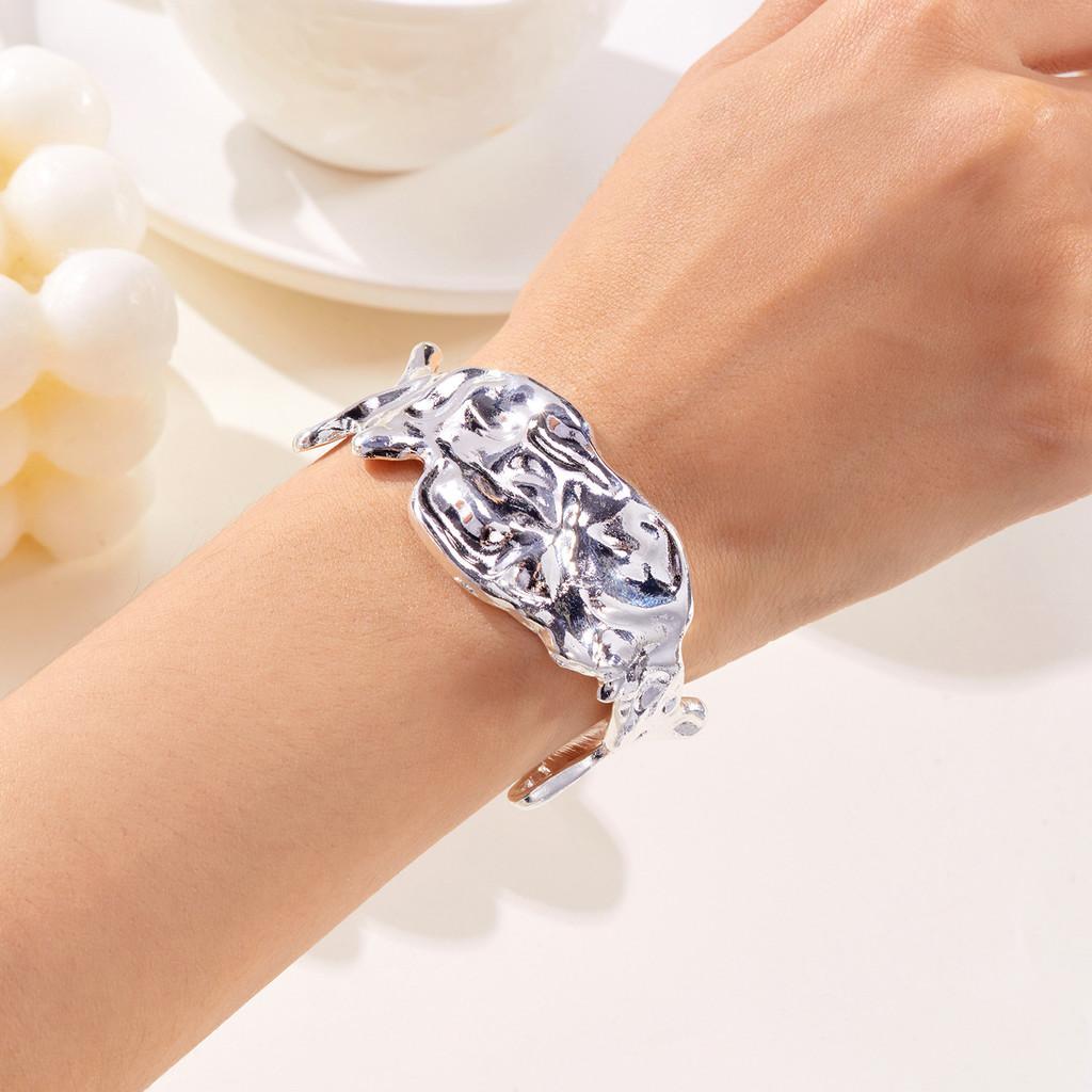 Geometric Metallic Choker Necklace For Women With Liquid Fold Design For Fashion Casual Wear