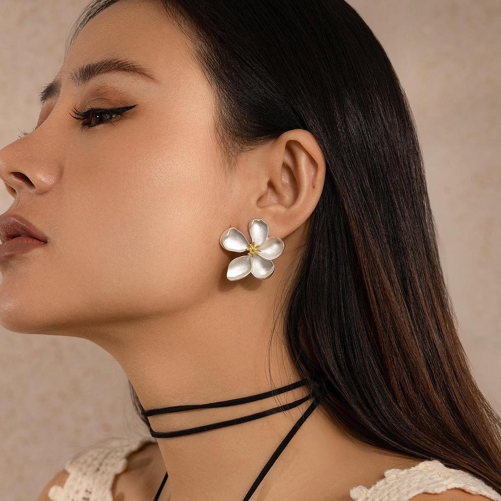 3D Metallic Ginkgo Leaf & Pearl Tassel Earrings