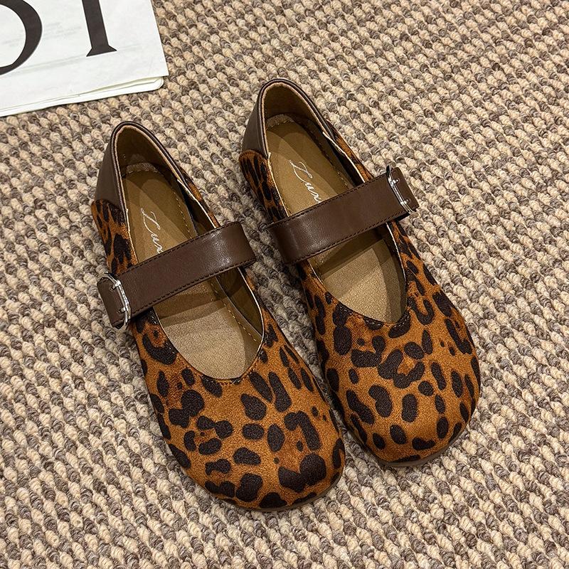 

Korean version of round head suede one-word single shoes women s 2025 new autumn retro leopard print fashionable Mary Jane small leather shoes 40 цветной печати леопарда