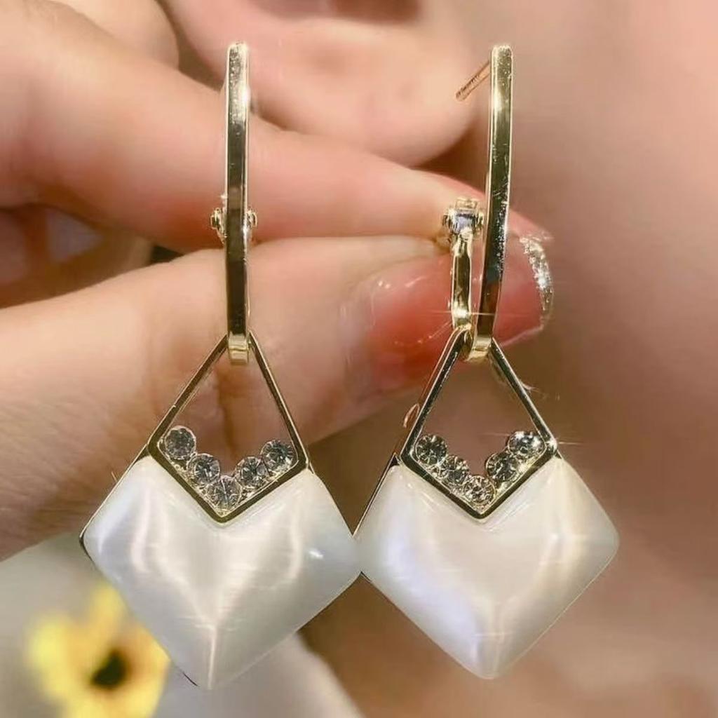 Temperament Geometric Diamond Earrings Women's Fashion Cat's Eye Earrings Light Luxurious High-Quality Exquisite