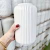 Elegante Vaso in Plastica Effetto Ceramica a Strisce per Fiori - Resistente, Facile da Posizionare, Elemento Decorativo Floreale