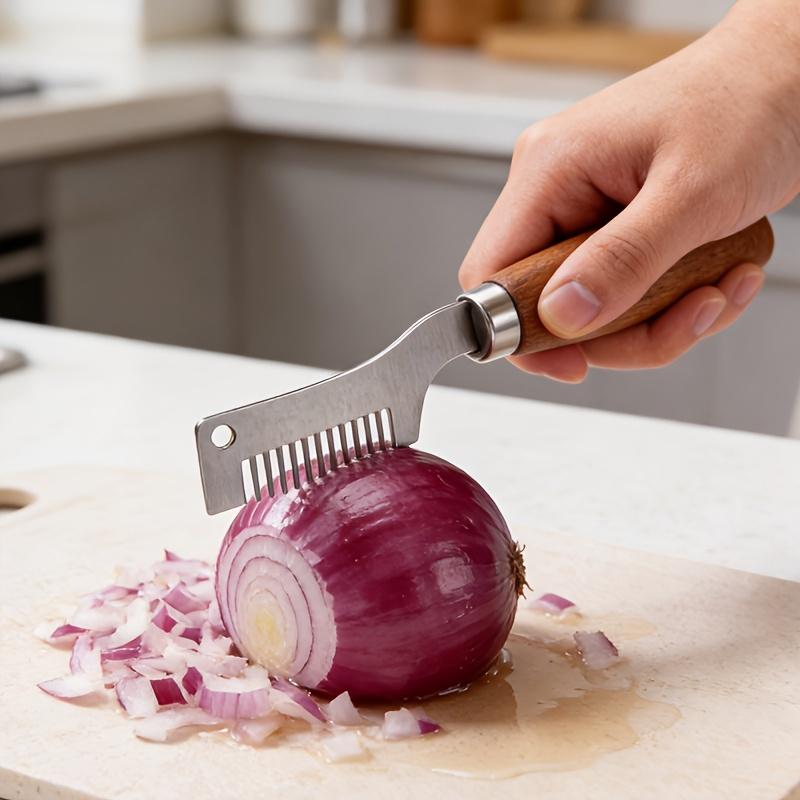 Ein Holzmesser zum Hacken von Frühlingszwiebeln, ein effizientes Werkzeug zum gleichmäßigen Hacken von Kräutern und Knoblauch, perfekt für die Zubereitung zu Hause