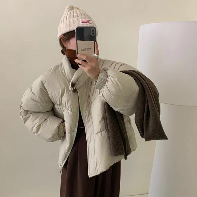 

Стойка-воротник маленькая дутая куртка женская 2025 зимняя мода милая застежка-рог теплая маленькая куртка из пуха белой утки average size