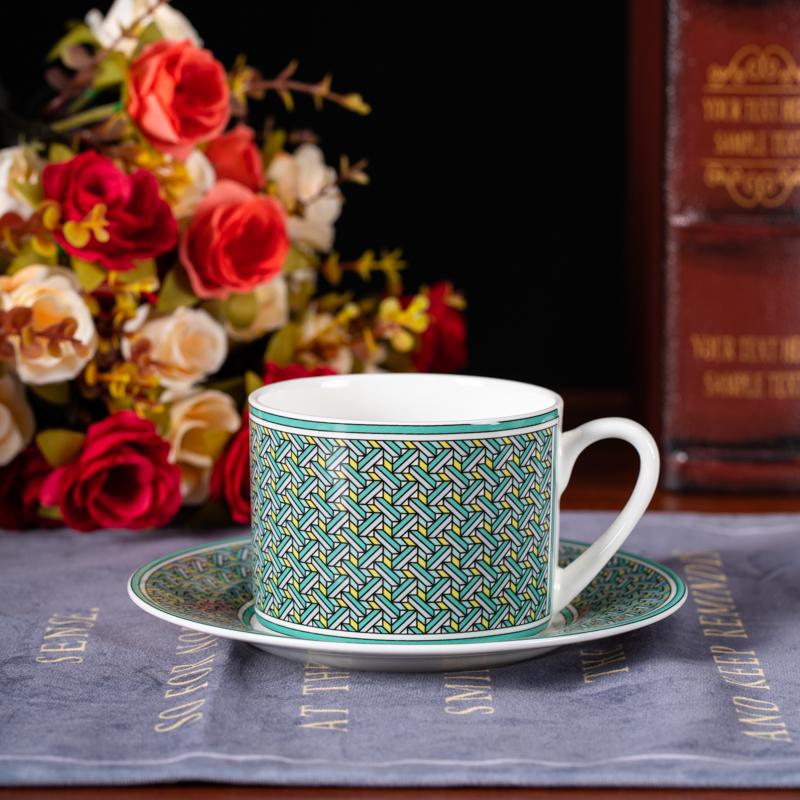 Luxury Bone China Coffee Cup Set European Retro Tea Cups with Sauce Dishes Elegant Home Office Gift for British Afternoon Tea