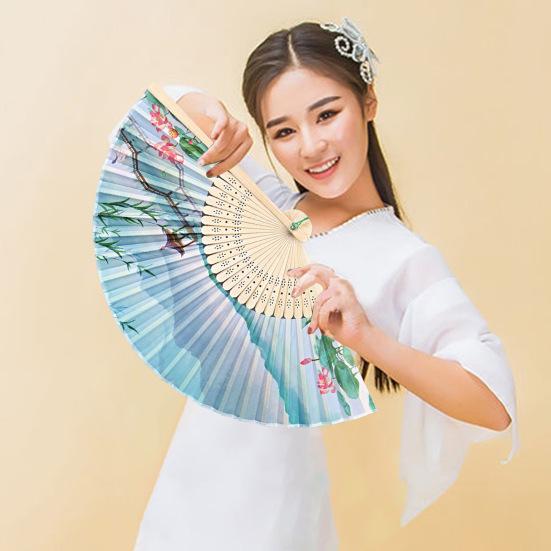 Vintage bambusowy składany wentylator ręczny imitacja jedwabiu kwiatowy Print ręczny wentylator w stylu chińskim z frędzlami wisiorek dla kobiet dziewczynki potańcówka prezent ślubny