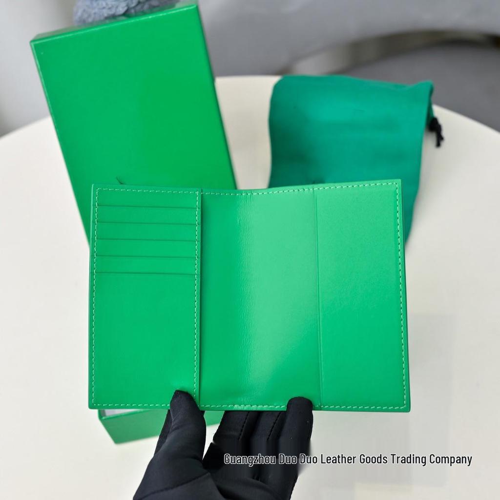 Genuine Leather Diamond Pattern Bi-Fold Wallet with Multi-Card Slots and Passport Holder