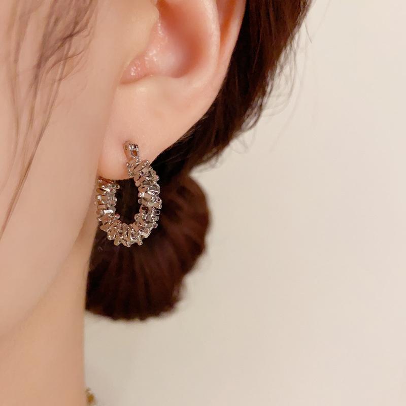 Trending Metal Hoop Earring Fashion New Design Texture Minimalist Korean Cheap Earrings for Women Jewelry Gifts