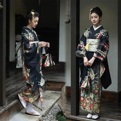 Japanischer Furisode Kimono: Traditionelle formelle Damenbekleidung für die Fotografie