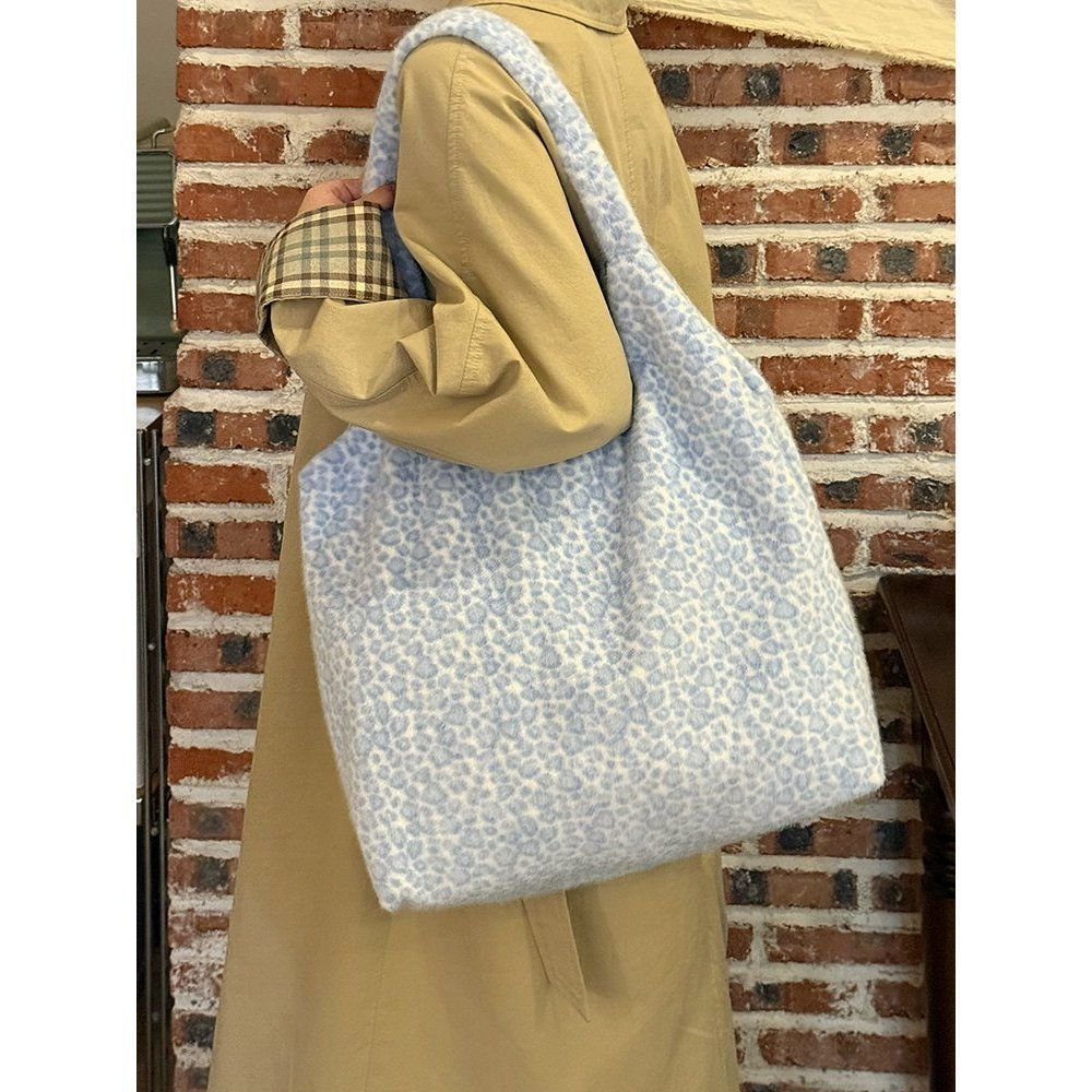 

Retro leopard print plush tote bag women s autumn and winter new large-capacity shoulder bag commuting versatile class armpit bag синий