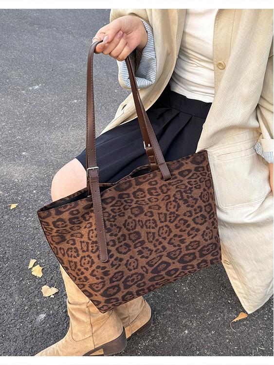 Korean-Style Trendy Mylar Women's Tote: Large Capacity, Versatile Commuter Shoulder Bag for Autumn/Winter