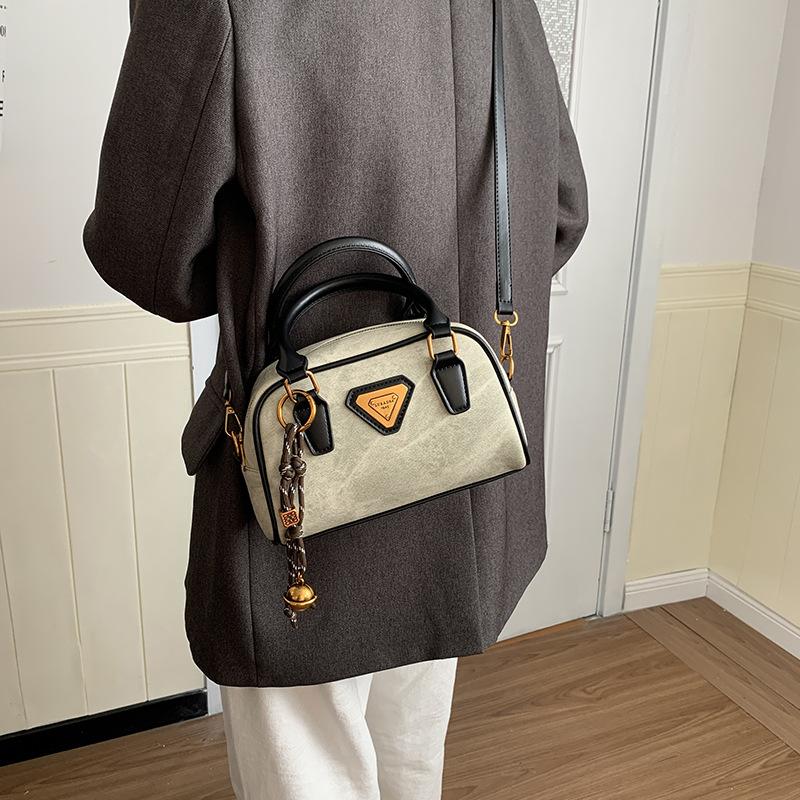 Autumn and Winter Retro Small Bag Women's 2025 New Fashion Versatile Messenger Bag Popular Super Hot Portable Bowling Bag