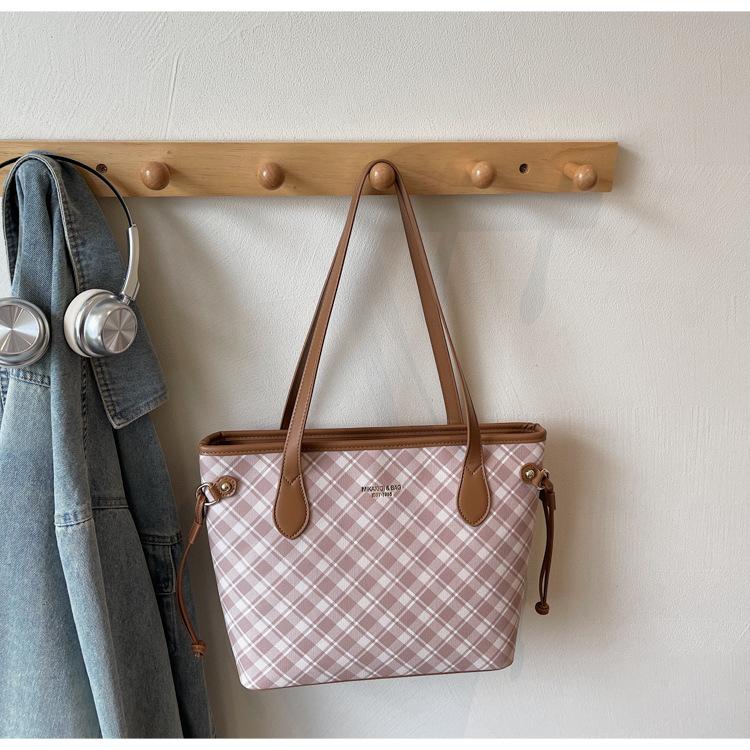 

Foreign style texture niche popular bag women s 2025 new foreign style shoulder bag large capacity fashion commuter tote bag