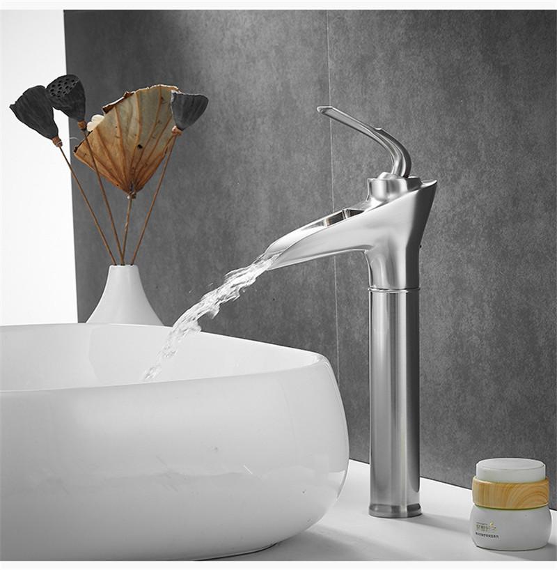 Gebürsteter Gold-Badezimmerhahn Messing-Waschbeckenhahn Spülbeckenhahn Kalt- & Heißwassermischer Spülbeckenhahn Auf der Oberfläche montiert Lavotory Wasserhahn