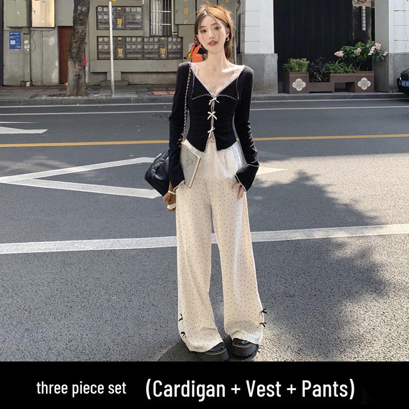 Ensemble 3 pièces pour femmes: Camisole Tricotée avec Dentelle Découpée et Nœud, Haut à Manches Longues et Pantalon Large Taille Haute à Pois