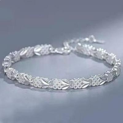 Heart-Shaped Four-Leaf Clover Bracelet: Elegant, Trendy, and Versatile; the Perfect Gift for Her.
