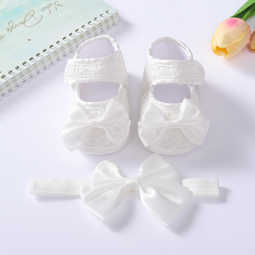 Witte Kant Baby Meisje Ledikant Schoentjes & Bijpassende Elastische Hoofdband Set, Pasgeboren Zacht Antislip Zool Satijnen Strik Bloemen Mary Jane Prinses Schoenen