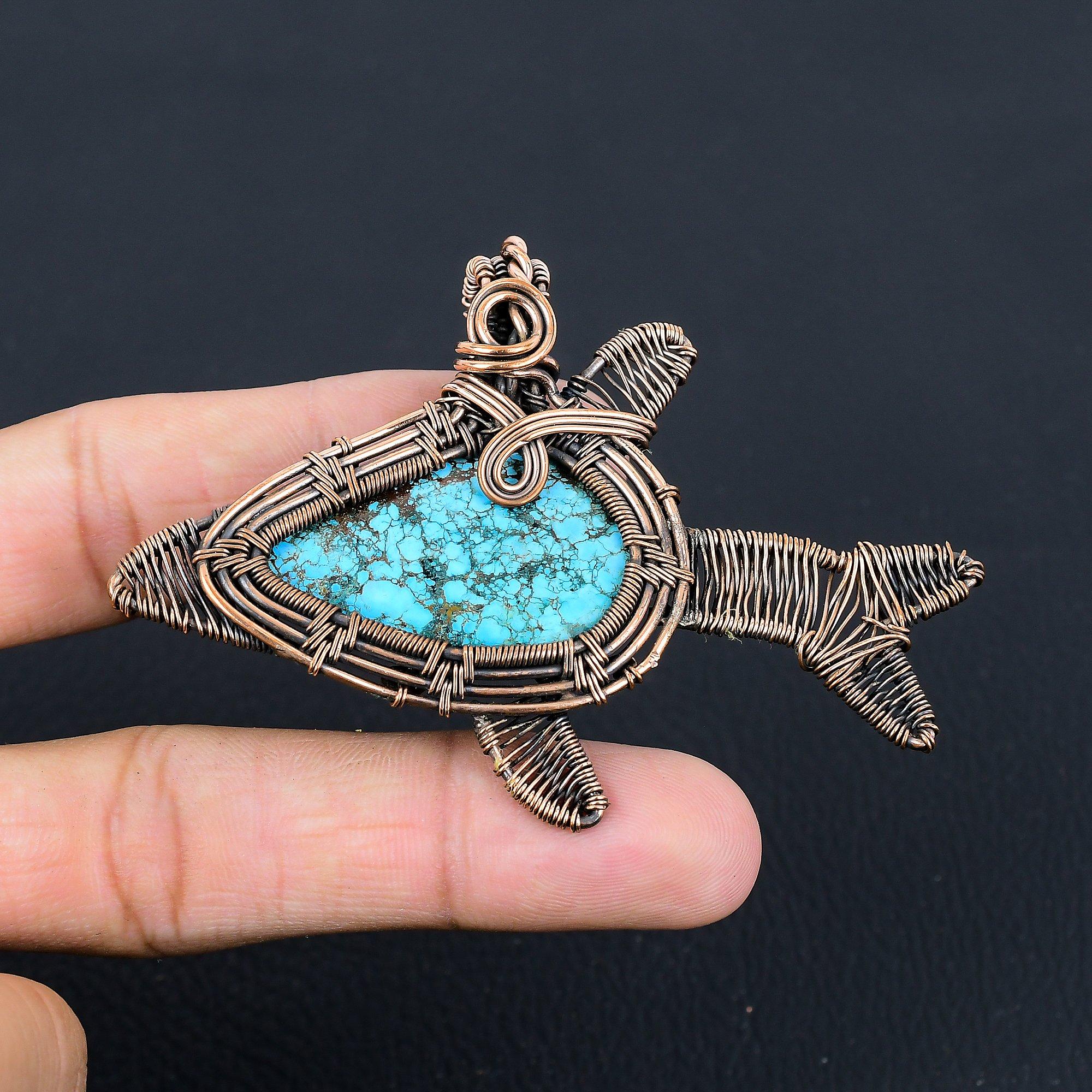 

Бирюзовый драгоценный камень ручной работы из чистой медной проволоки, завернутый в замечательную ювелирную подвеску в виде рыбы 2.44 Inches синий