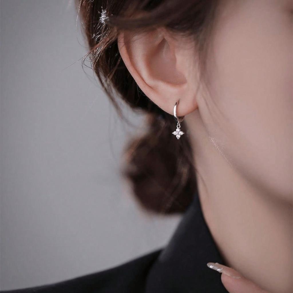 1 Pair of Fashionable Earrings for Women, Exquisitely Designed Earrings, Suitable for Daily Wear and Holiday Gift Giving
