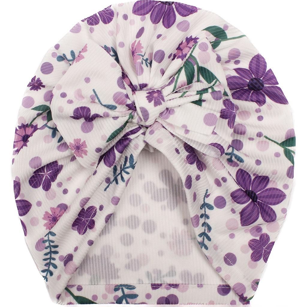 Sommerliche Babymütze mit Schleife und kreativem Aufdruck