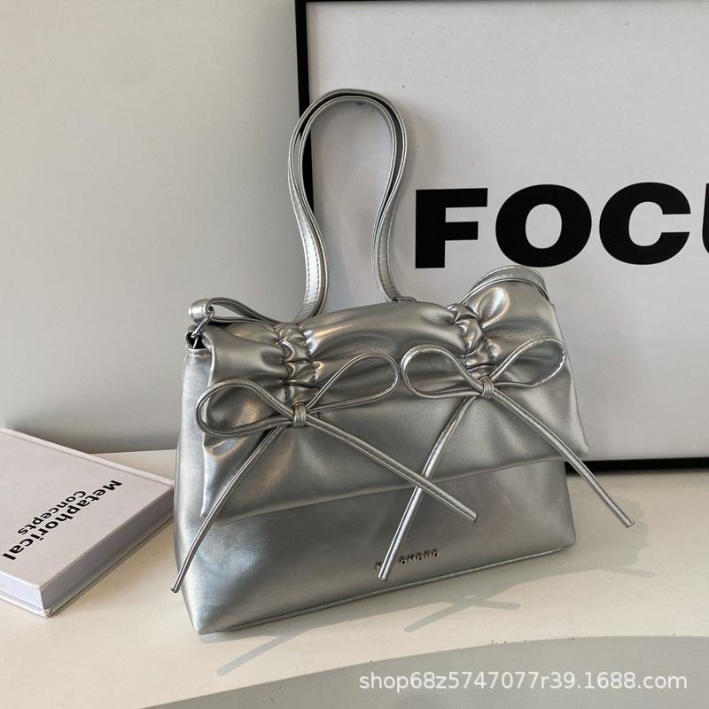 

Casual soft-faced large-capacity bag women s 2025 new foreign-style versatile messenger bag fashionable commuter shoulder armpit bag серебряный